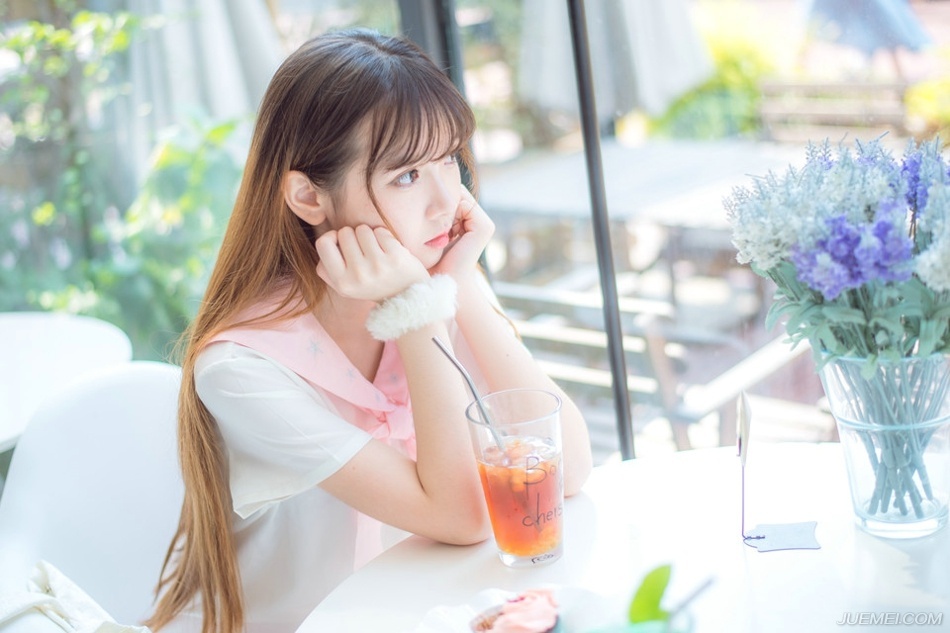 “不会。”小乔摇了摇头，眼中的茫然之色更浓：“妾身也不知道。”
